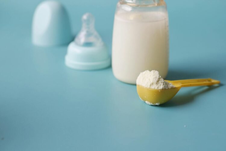 Laits infantiles : Danone rappelle deux lots en France à cause de la présence potentielle de céréulide, une substance toxique