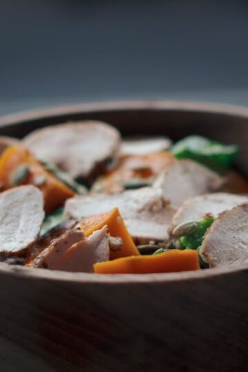 Bol d&rsquo;Éclat Printanier : Quinoa, Asperges Vertes, Fraises & Vinaigrette Basilic-Citron