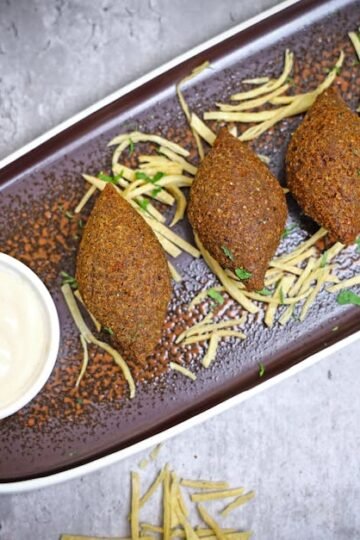 Éclat Méditerranéen : Dôme de Quinoa aux Pistaches, Chou-fleur Rôti au Paprika Fumé et Coulis Vert Menthe-Citron Confit