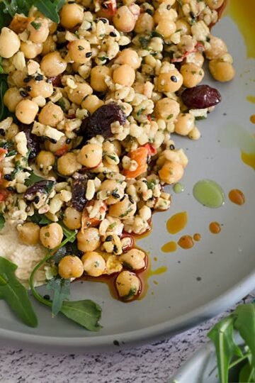 Éclat Méditerranéen : Salade Gourmande de Quinoa Rouge, Fenouil Rôti aux Épices, Grenade & Crème de Sésame Citronnée