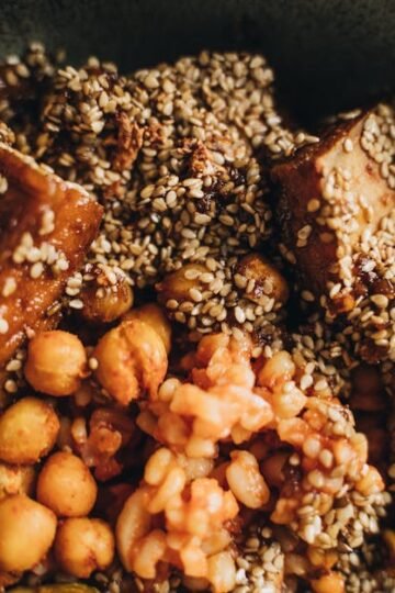 Couscous de Brocoli Rôti, Pois Chiches Croustillants à la Harissa et Crème de Tahini-Citron