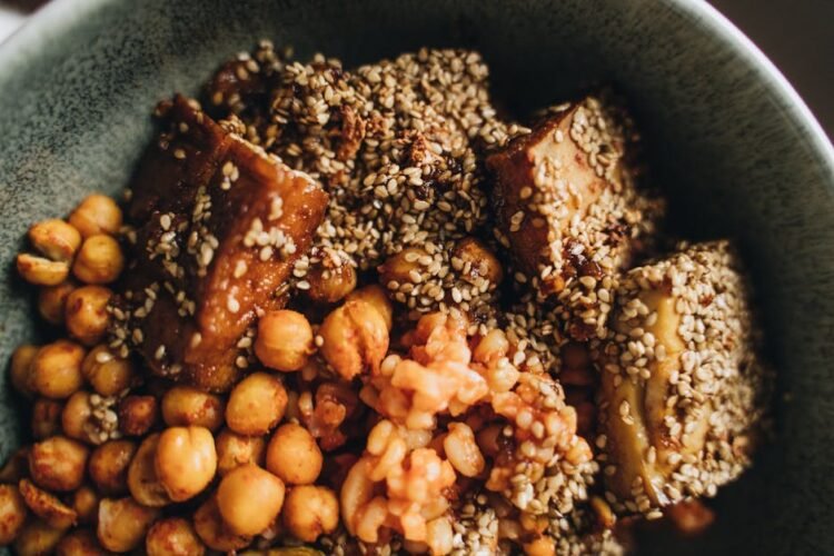 Couscous de Brocoli Rôti, Pois Chiches Croustillants à la Harissa et Crème de Tahini-Citron