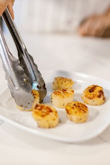 Saint-Jacques Papillote, Fondue de Poireaux et Pain Toasté