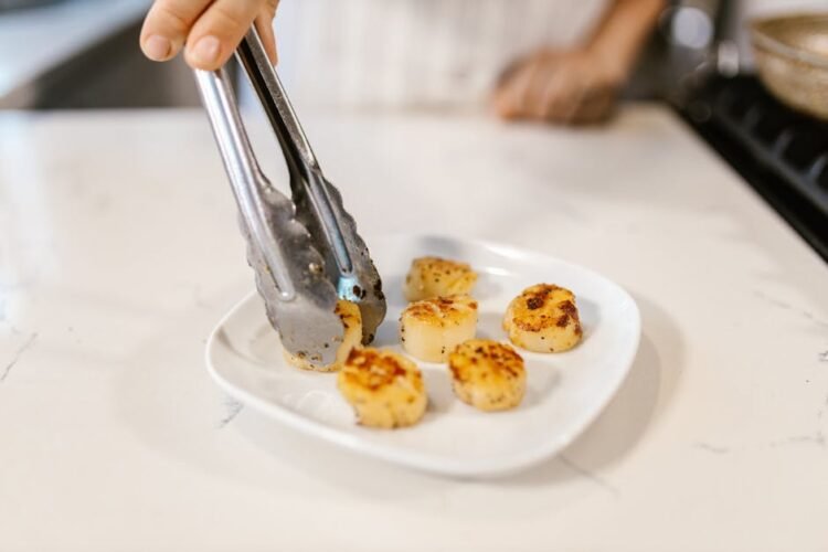 Saint-Jacques Papillote, Fondue de Poireaux et Pain Toasté