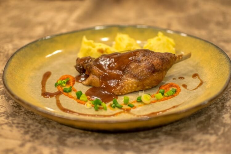 Confit de Canard Thaïlandais, Coulis de Fruits Rouges Épicé