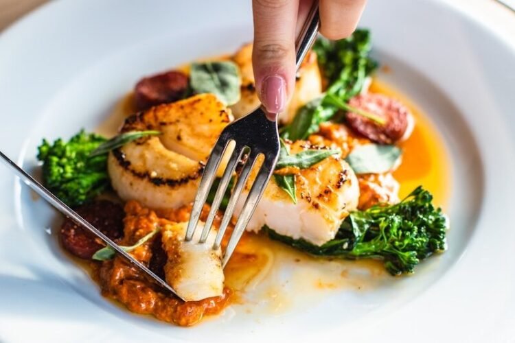 Saint-Jacques Flambées, Crème de Chorizo et Poivrons Rôtis