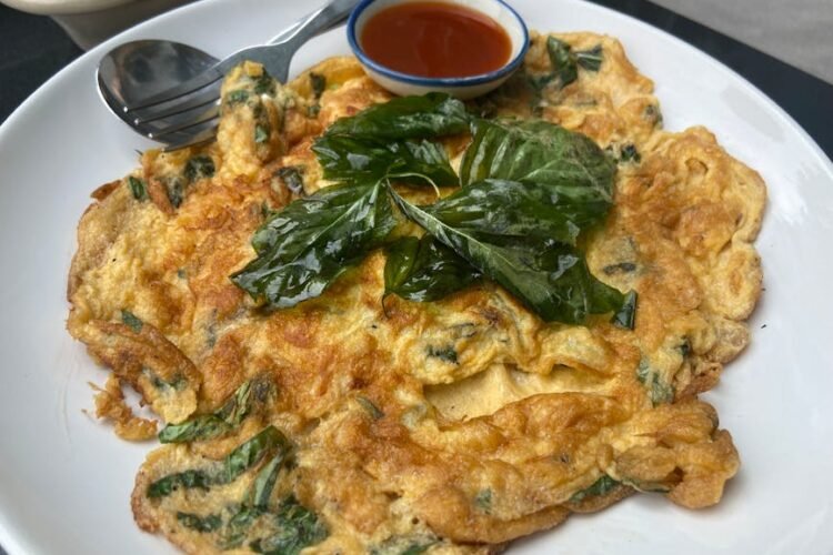 Omelette Crémeuse aux Fruits Rouges et Tzatziki Frais