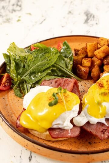 Poêlée d&rsquo;Épinards aux Œufs Pochés, Miel et Noix