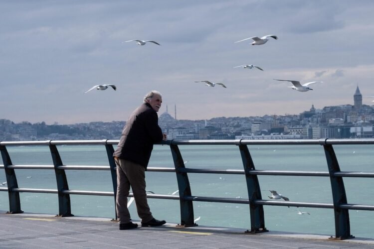 Pris dans un étau budgétaire, les départements en difficulté face au vieillissement de la population