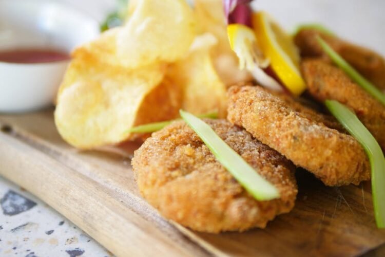 Galettes Croustillantes, Truite Fumée et Salade de Concombre