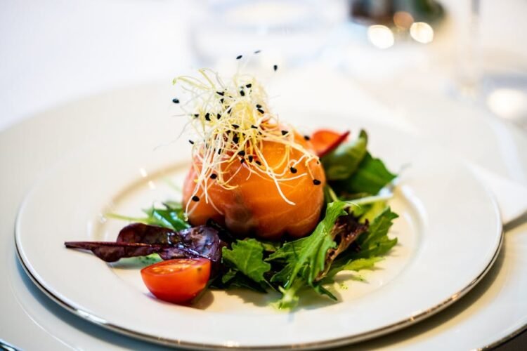Saumon Fumé Mariné, Tomates Cerises et Vinaigrette Tiède