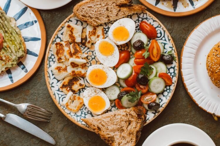 Salade tiède Halloumi grillé, Oeuf poché et Mesclun