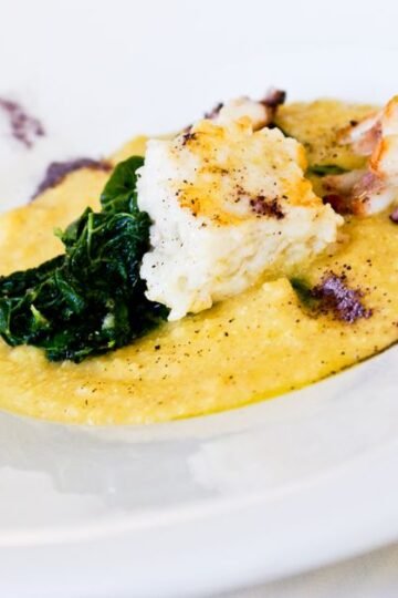 Halloumi Flambé aux Pommes et Polenta Crémeuse
