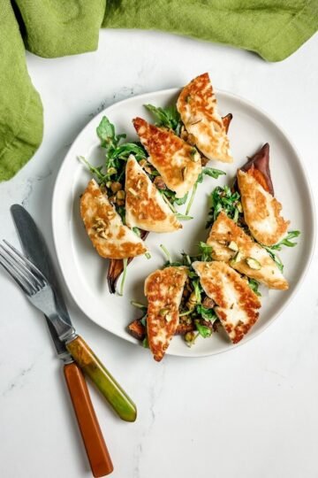 Salade tiède Halloumi grillé, Oeuf poché et Mesclun