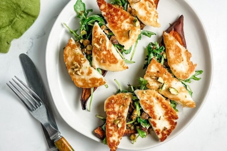 Salade tiède Halloumi grillé, Oeuf poché et Mesclun