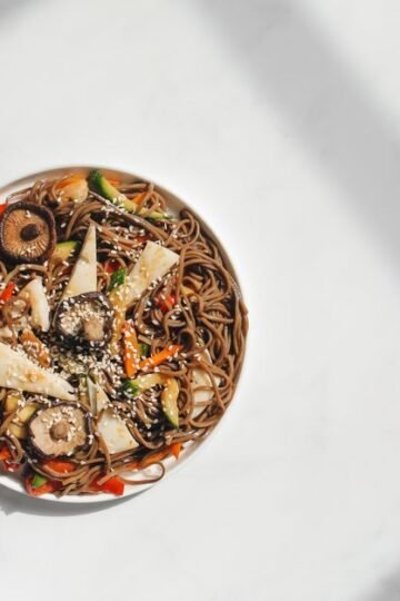 Poulet Vapeur Umami, Shiitake et Nouilles Soba