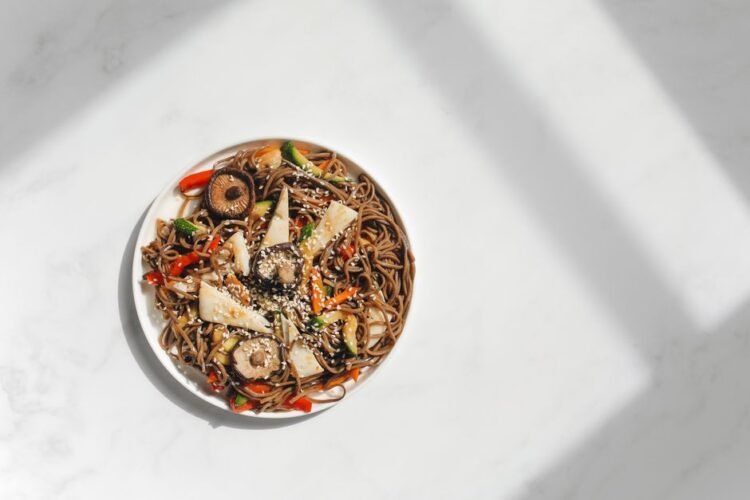 Poulet Vapeur Umami, Shiitake et Nouilles Soba