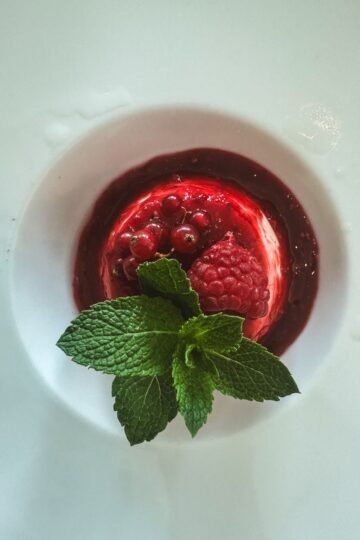 Ricotta Crémeuse Confit de Framboises au Basilic