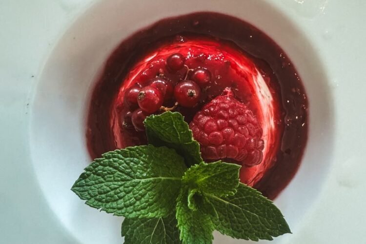 Ricotta Crémeuse Confit de Framboises au Basilic