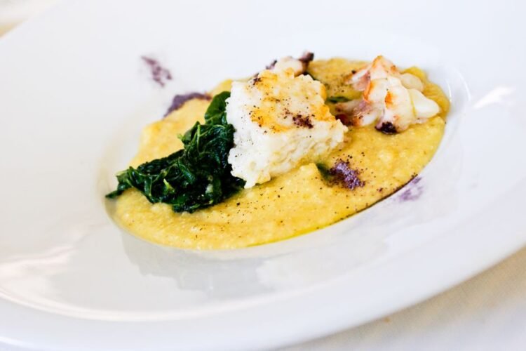 Palets de Quinoa Fumé, Polenta Crémeuse et Chou Rouge
