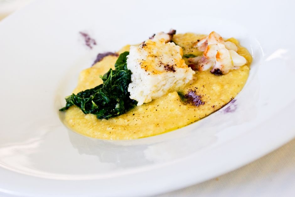 Palets de Quinoa Fumé, Polenta Crémeuse et Chou Rouge Palets de Quinoa Fumé, Polenta Crémeuse et Chou Rouge
