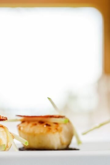 Saint-Jacques Sous-Vide Crémeuses, Gratin Dauphinois aux Herbes