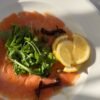 Truite Fumée Marinée aux Agrumes et Roquette Poivrée