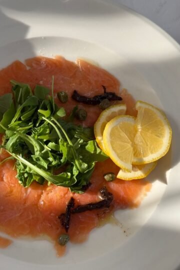 Truite Fumée Marinée aux Agrumes et Roquette Poivrée