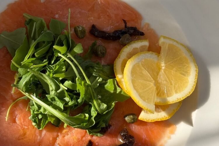 Truite Fumée Marinée aux Agrumes et Roquette Poivrée