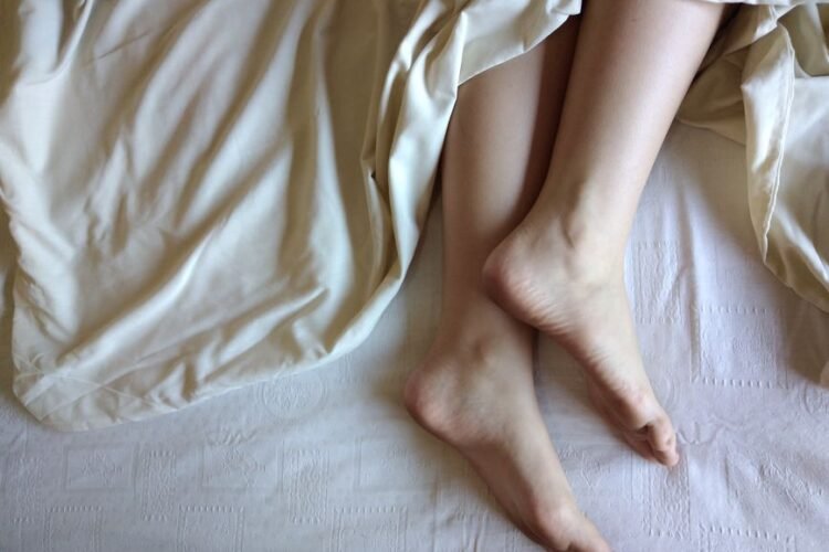 Sommeil et alcool : pourquoi boire plus tôt dans la journée perturbe moins la nuit, selon un expert
