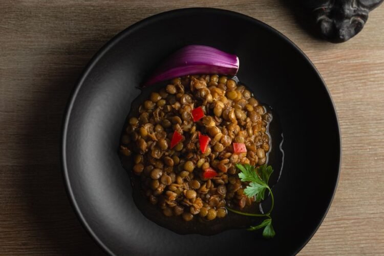 Lentilles Corail Marinées, Houmous de Betterave et Radis Croquants