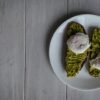 Oeufs Pochés Crémeux, Bacon Croustillant et Avocat Citronné