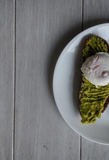 Oeufs Pochés Crémeux, Bacon Croustillant et Avocat Citronné