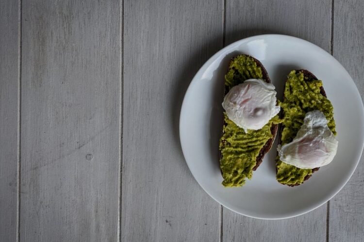 Oeufs Pochés Crémeux, Bacon Croustillant et Avocat Citronné