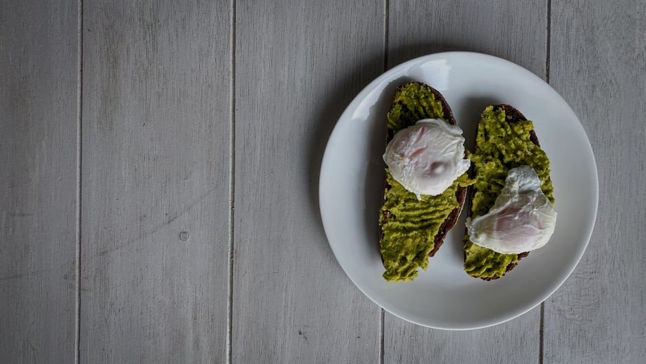 Oeufs Pochés Crémeux, Bacon Croustillant et Avocat Citronné