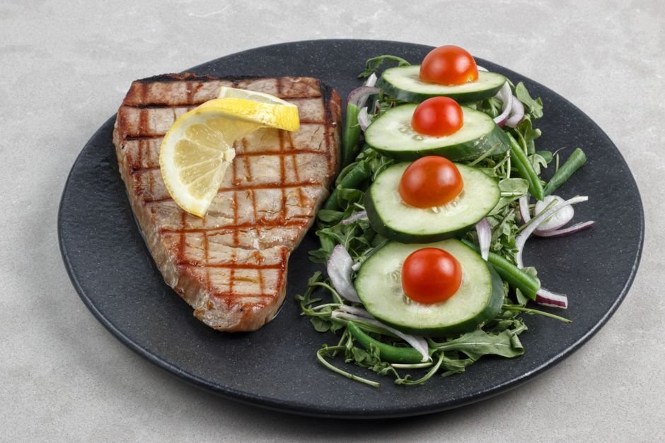 Pavé de Thon Rouge Papillote, Agrumes et Roquette Fraîche Pavé de Thon Rouge Papillote, Agrumes et Roquette Fraîche