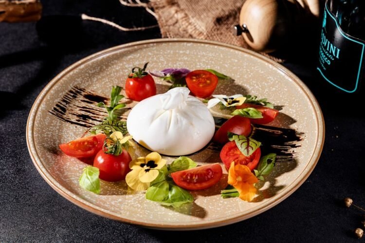 Burrata Grillée aux Tomates Cerises, Pain à l&rsquo;Huile d&rsquo;Olive