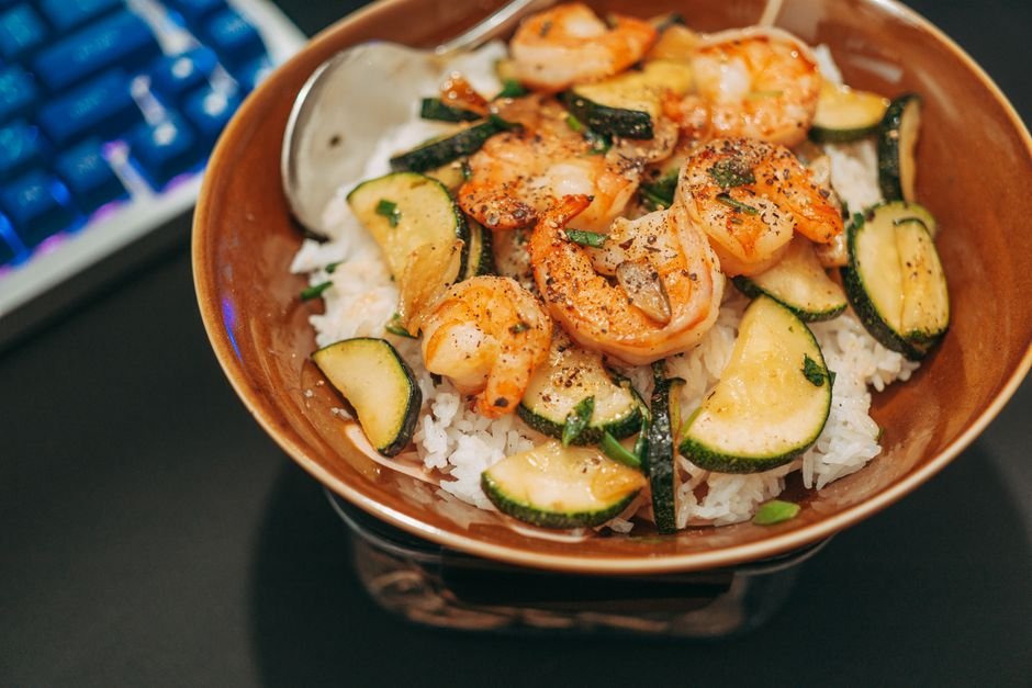 Crevettes Pochées Gingembre-Citron Vert, Betteraves Rôties Sésame