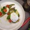 Légumes Rôtis Méditerranéens, Œufs Pochés et Houmous Crémeux