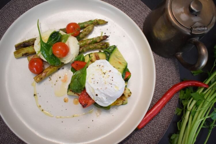 Légumes Rôtis Méditerranéens, Œufs Pochés et Houmous Crémeux