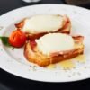 Œufs Pochés au Jambon Cru, Pancakes Protéinés et Épinards Frais