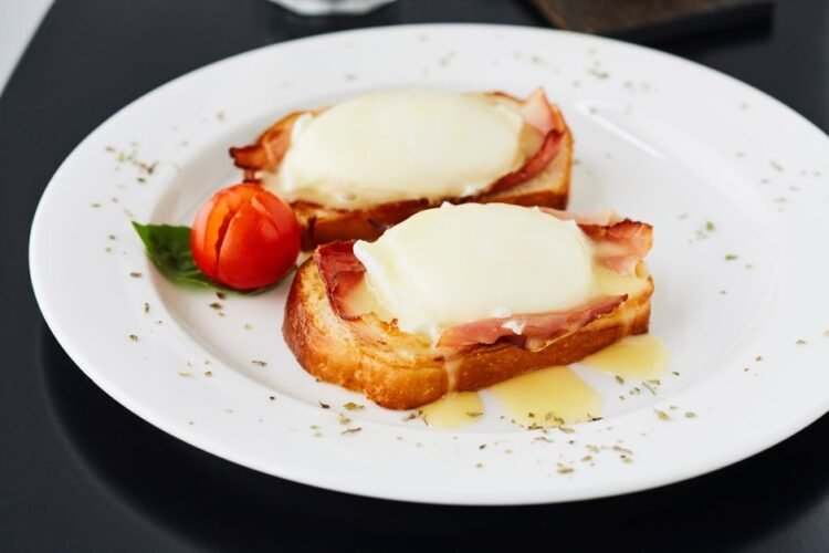 Œufs Pochés au Jambon Cru, Pancakes Protéinés et Épinards Frais